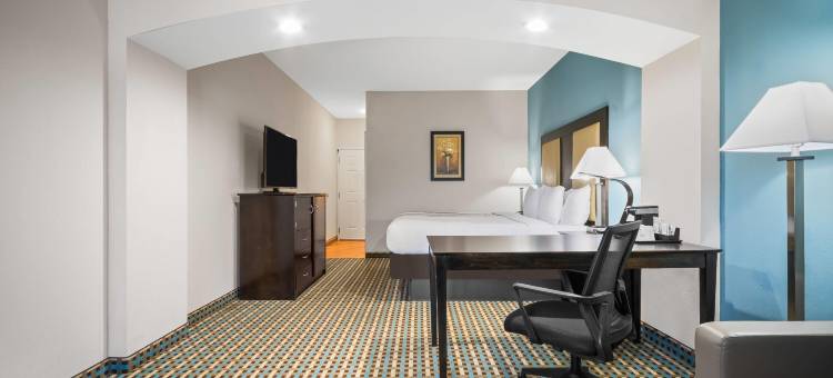 斯托宁顿神秘区拉昆塔温德姆套房酒店(La Quinta Inn & Suites by Wyndham Stonington-Mystic Area)图片