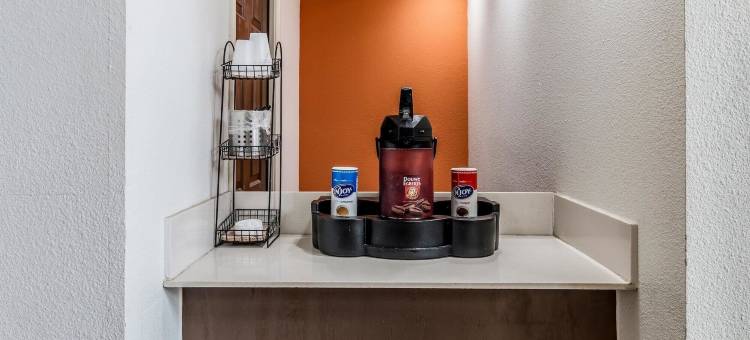 德克萨斯北里奇兰希尔斯 - 沃思堡东北 6 号汽车旅馆(Motel 6 North Richland Hills, TX – Rufe Snow)图片