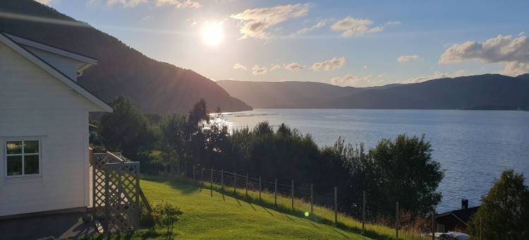 Serene Fjord View Holiday House in Davik, Nordfjord图片