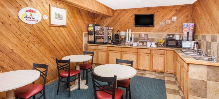 阿纳莫萨IA速8酒店(Super 8 by Wyndham Anamosa IA)图片