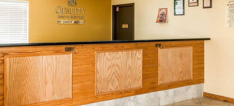 谢尔比维尔 I-74 凯艺套房酒店(Quality Inn & Suites Shelbyville I-74)图片