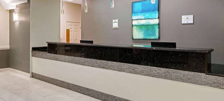 温德姆梅赛德斯奥特莱斯购物中心拉昆塔温德姆酒店套房(La Quinta Inn & Suites by Wyndham Mercedes Outlet Mall)图片