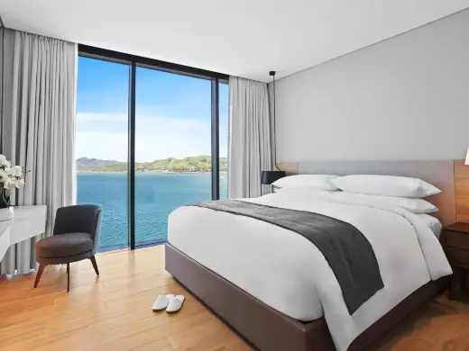享有海港景緻的一卧室特大床套房