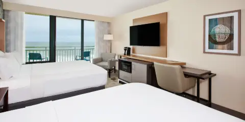 Holiday Inn VA泳灘賽德(21 ST)