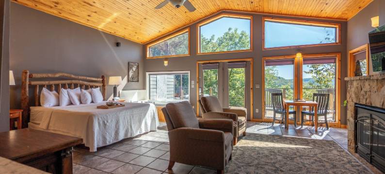 海狸湖畔小屋酒店 - 仅供伴侣入住度假屋(Beaver Lakefront Cabins - Couples Only Getaways)图片