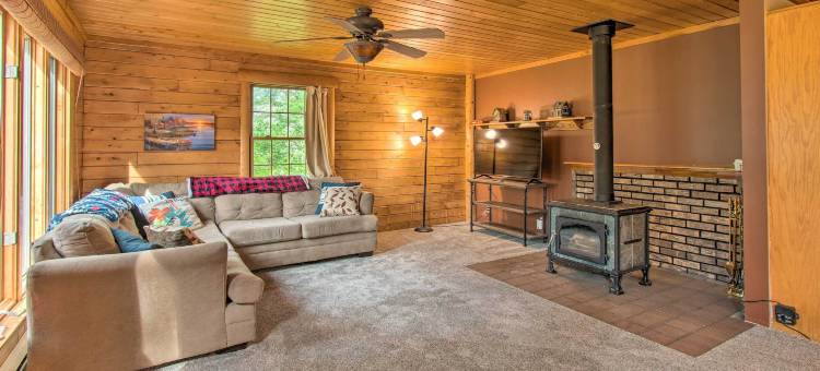 舒适的河边度假：现场钓鱼！(Cozy Riverfront Getaway Fishing on-Site!)图片