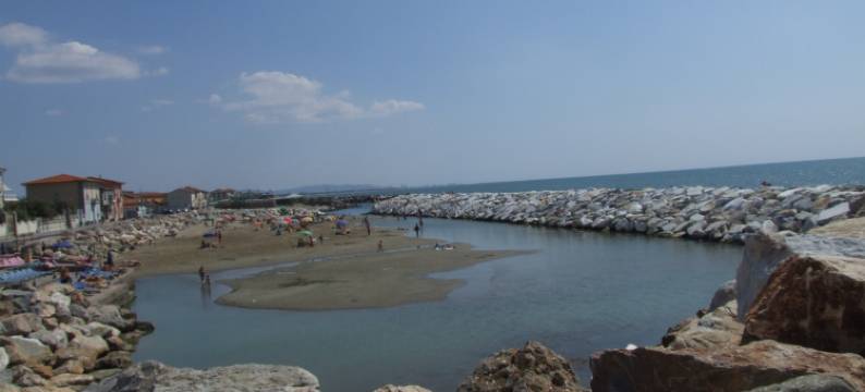 Pisa Stay close to Leaning Tower图片