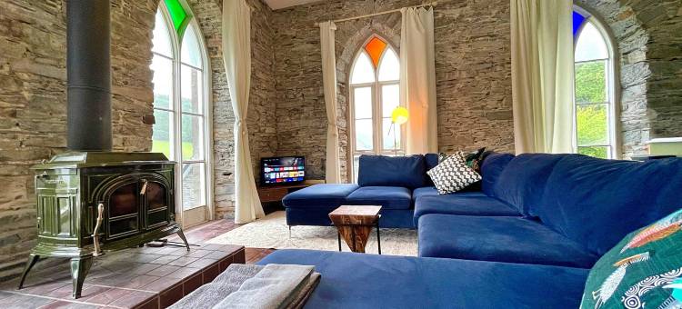 Chapel in Snowdonia with Hot Tub & Games Room图片