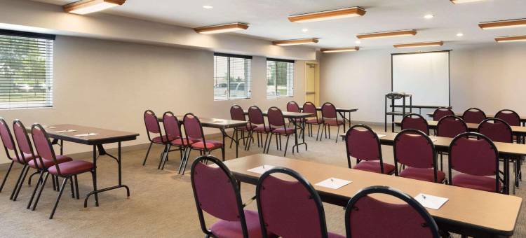 爱荷华锡达拉皮兹机场丽怡酒店(Country Inn & Suites by Radisson, Cedar Rapids Airport, IA)图片