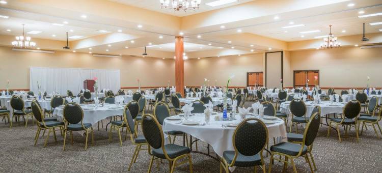 得梅因华美达热带度假村及会议中心(Ramada by Wyndham des Moines Tropics Resort & Conference Ctr)图片