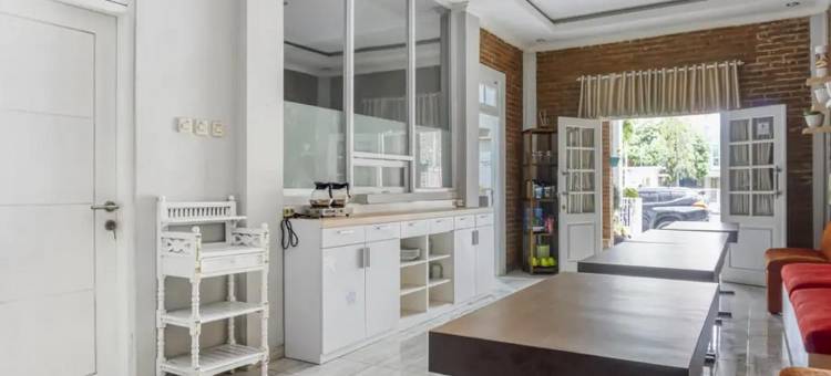 红多兹酒店-近信德库苏玛教育园2号(RedDoorz Near Sindu Kusuma Edupark 2)图片