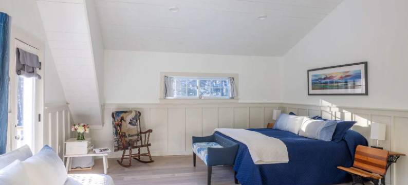 Charming Sanctuary with Backyard Pond and High-End Kitchen - Exquisite Haven图片