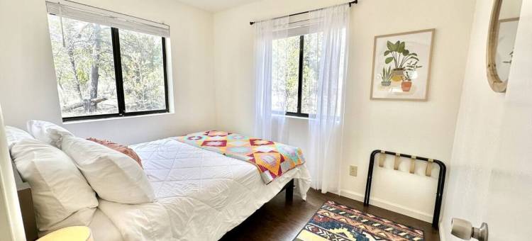 Vaulted Ceilings and Covered Porch Escape - Rustic Mountain Retreat图片