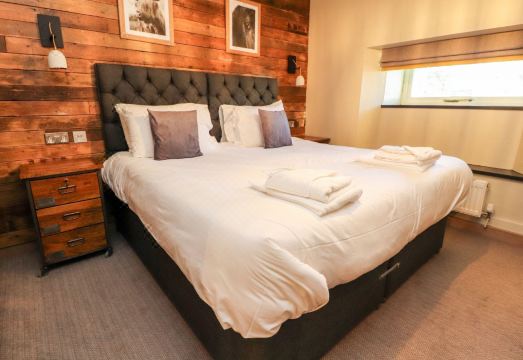 Eldroth Hotel Overview