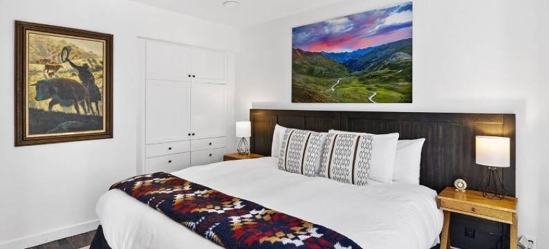 Top Floor Condo with Balcony Steps to Lifts & Main Street 2 Bedroom Condo by RedAwning图片