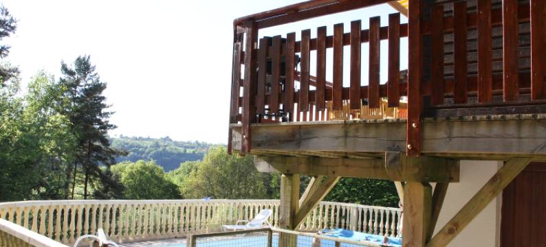 Poolside Bliss Near Lake图片