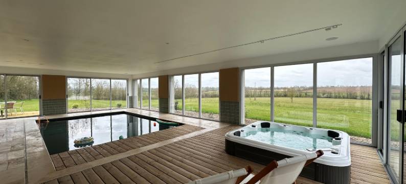 Beautiful villa with indoor pool图片