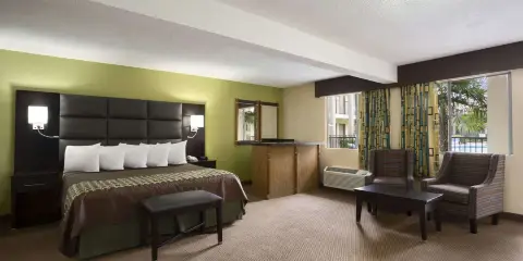 達拉斯歐文市場中心温德姆戴斯酒店