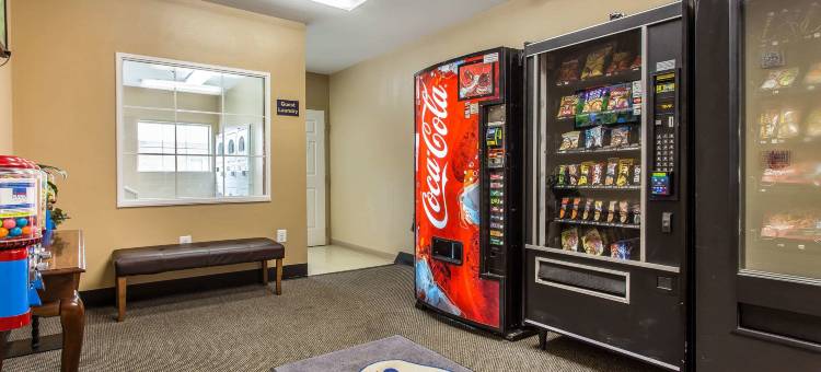 北卡罗来纳大学夏洛特分校附近郊区开放式客房酒店(Suburban Studios Near University of North Carolina-Charlotte)图片