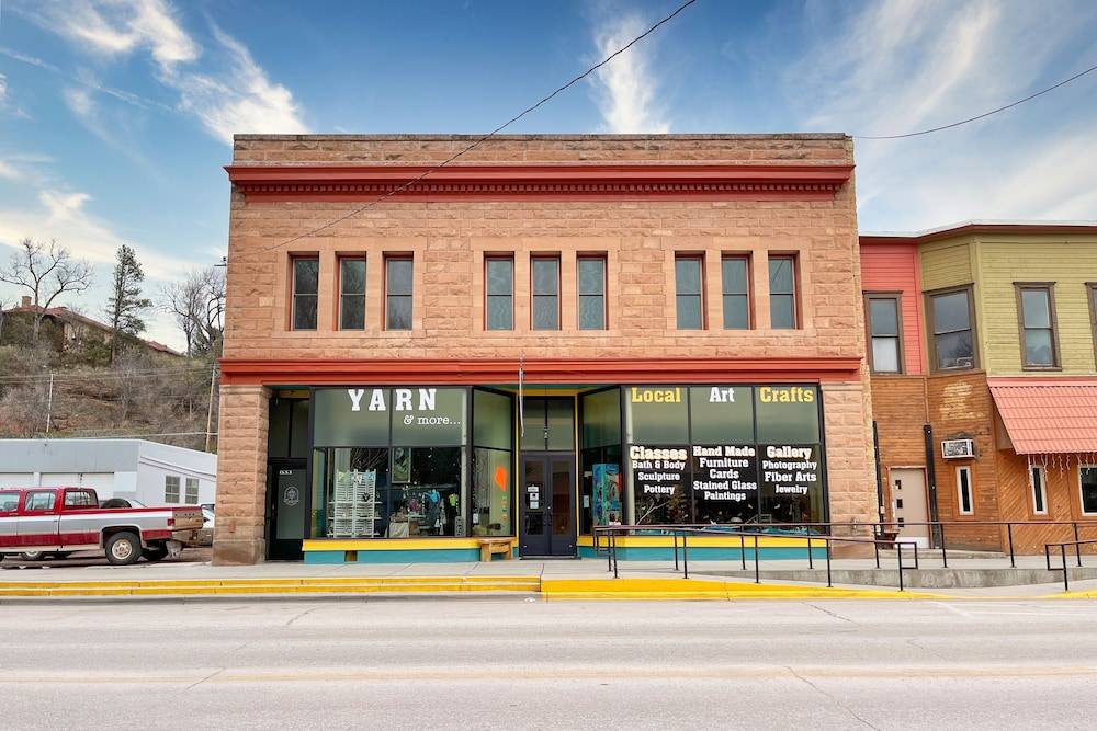 Historic & Modern! Walk to Restaurants, Moccasin Springs + Huge Suite w/ Kitchen