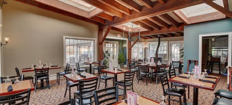 克罗尼尔汽车旅馆及水疗中心(Colonial Motel and Spa)图片