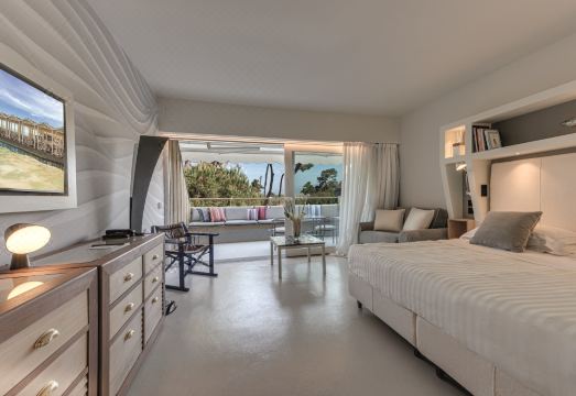 Augustus Hotel & Resort Hotel Overview