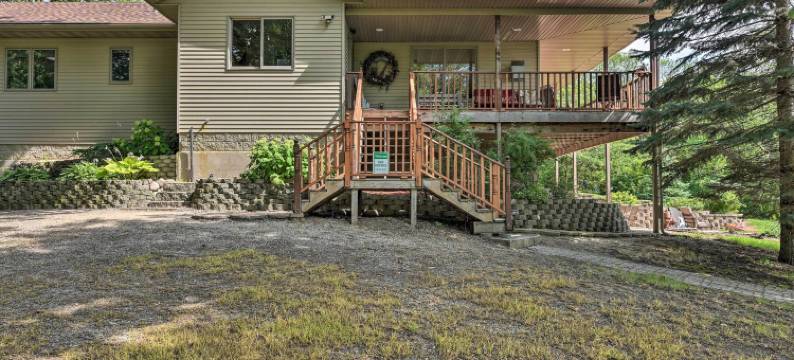 湖畔私人度假屋，带热水浴缸、露台和美景(Private Lakefront Retreat w/ Hot Tub, Deck & Views)图片