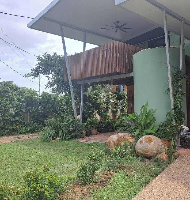 Tropical Green Haven.Small centrally located self-contained apartment .