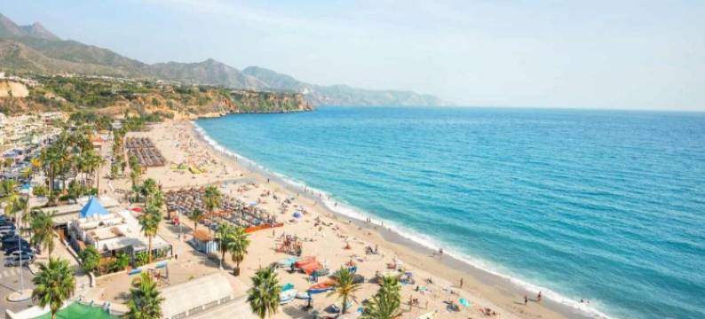 Relax by Bajondillo Beach图片