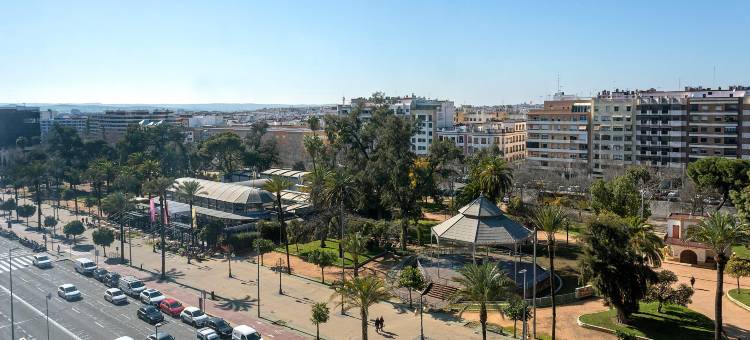 Bright stay Córdoba. Paseo de la victoria图片