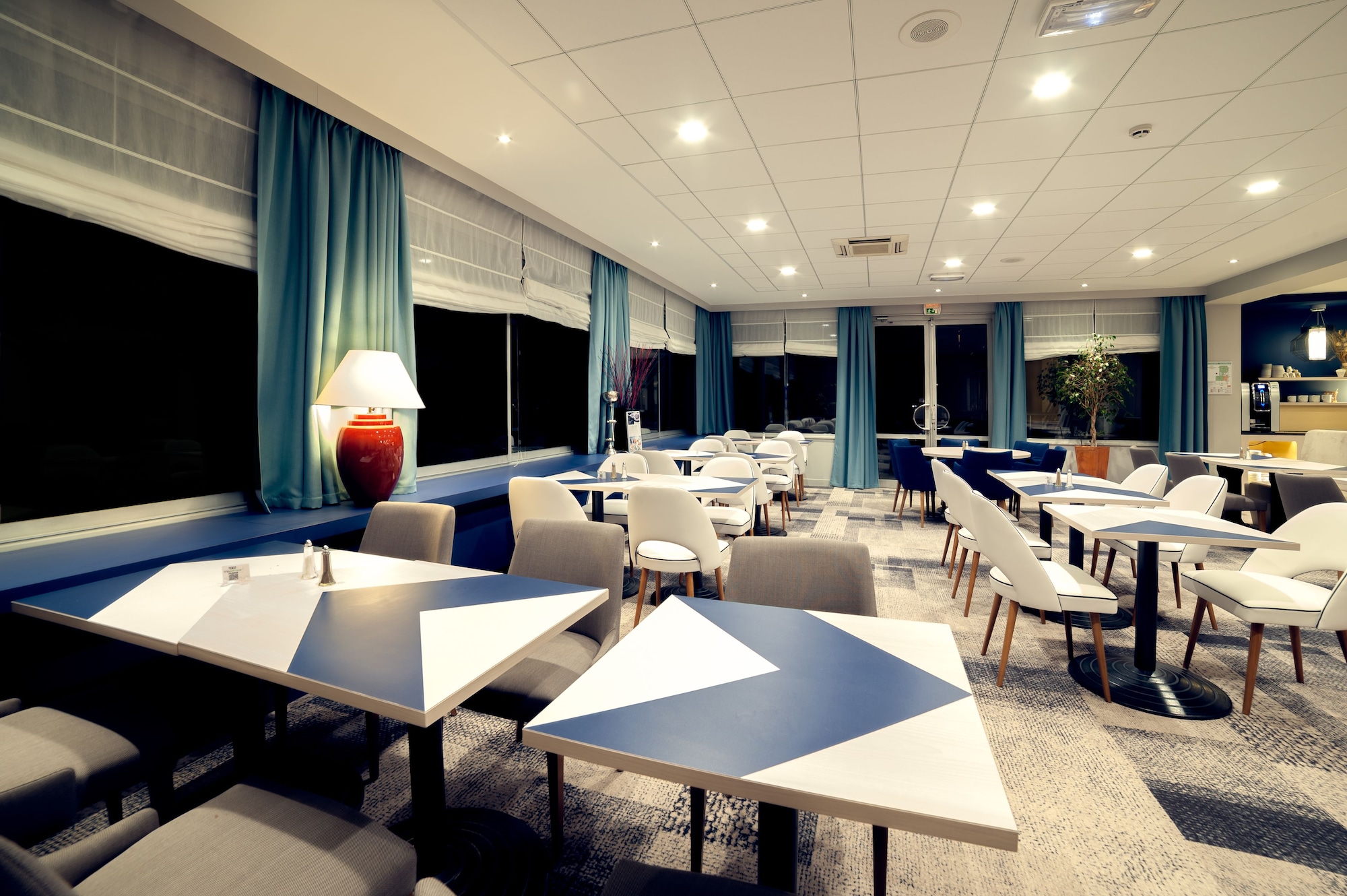 Hôtel Mercure Mâcon Bord de Saône Over view