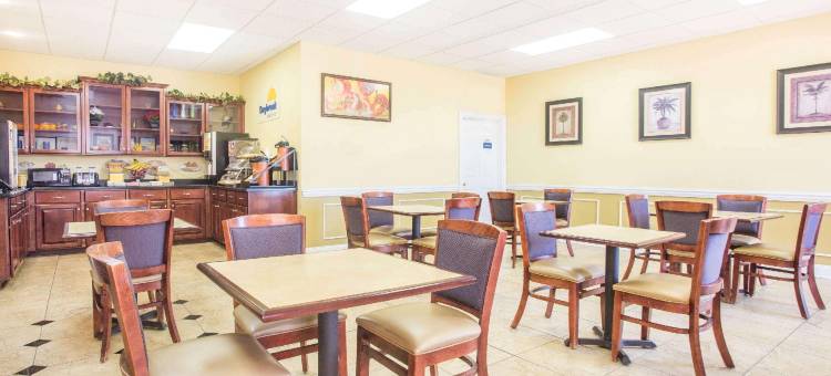 斯溫斯伯罗戴斯套房酒店(Days Inn & Suites by Wyndham Swainsboro)图片