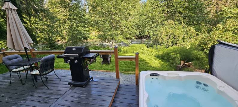 Canyon Falls Cabin.A cozy riverfront cabin located on Canyon Creek图片