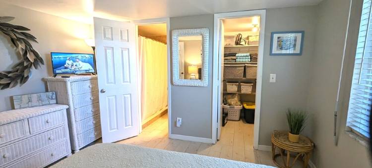 海滨实惠首层一居室公寓大厦 配特大床 & 恒温泳池!(Affordable ONE BR Main Floor Condo RIGHT ON THE BEACH w/ KING Bed & Heated POOL!)图片