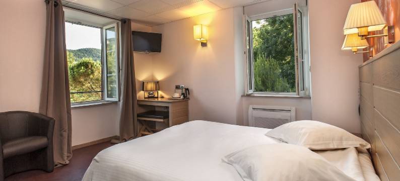 洛吉斯酒店餐厅 Les 2 Rives - A75，河边(Logis Hôtel Restaurant les 2 Rives - A75, en Bordure de rivière)图片