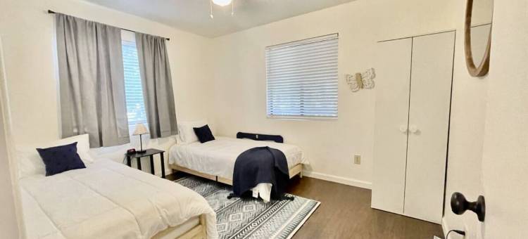 Vaulted Ceilings and Covered Porch Escape - Rustic Mountain Retreat图片