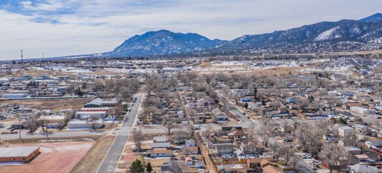 4卧室派克斯峰景色，离徒步和餐饮只有几分钟！！(4Bd Pikes Peak Views Minutes to Hiking & Dining)图片