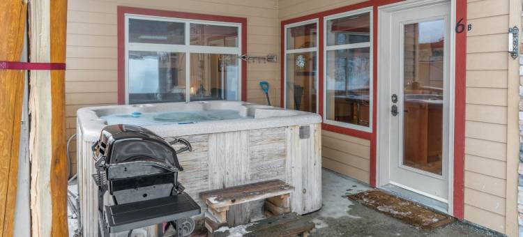 I Spy - 舒适的宠物友好型，滑雪入/滑雪出公寓，带私人热水浴缸(I Spy - Cozy Pet Friendly, Ski in/Ski Out Condo with Private Hot Tub)图片