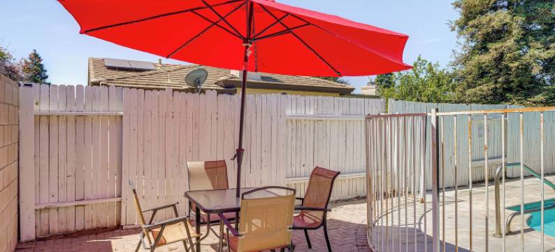 私人泳池和露台：宠物友好的贝克斯菲尔德瑰宝(Private Pool & Patio: Pet-Friendly Bakersfield Gem)图片