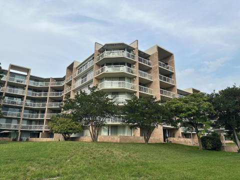 River, swimming Pool, Tennis, Kayaking, Dining, Walking/Running Trails, Views