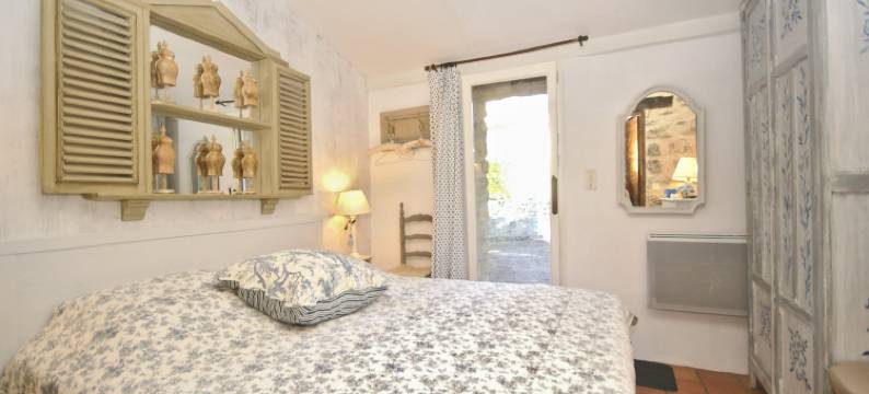 Authentic sheepfold close to a charming village.图片