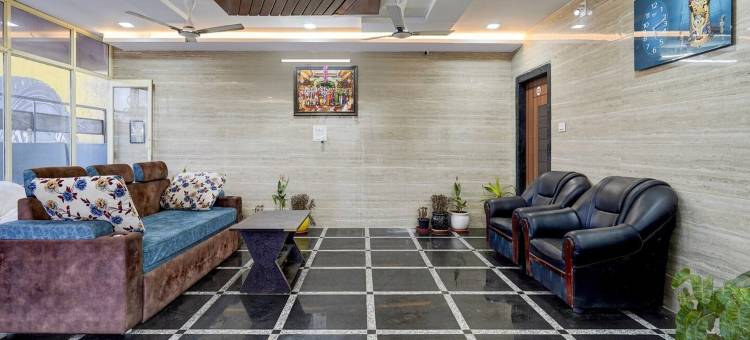 豪华迷你绕城内洛尔路(Super OYO Collection O Mini Bypass Nellore Road Formerly Amr Guest Inn)图片