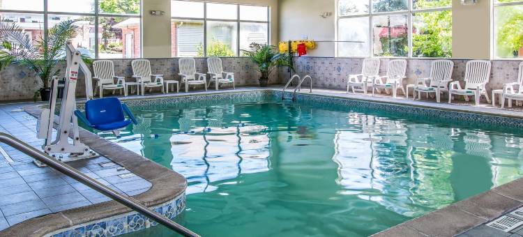 安阿伯高速公路23号凯艺套房酒店(Quality Inn & Suites Ann Arbor Hwy 23)图片