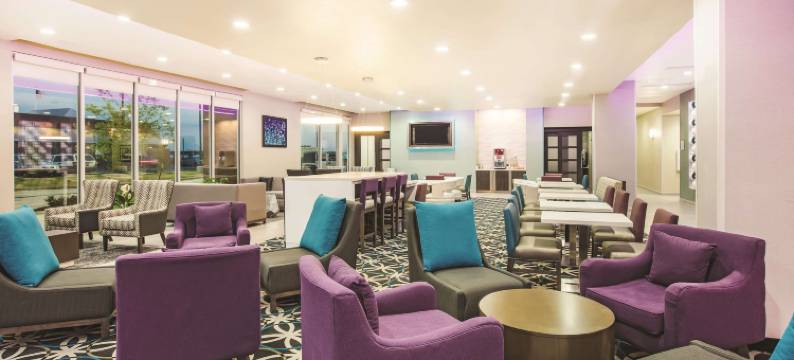 达拉斯普莱诺科隆尼拉昆塔温德姆套房酒店(La Quinta Inn & Suites by Wyndham Dallas Plano - the Colony)图片