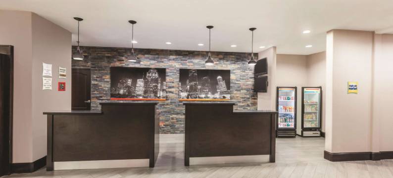 休斯敦布什国际机场东拉昆塔温德姆套房酒店(La Quinta Inn & Suites by Wyndham Houston Bush Intl Airpt E)图片