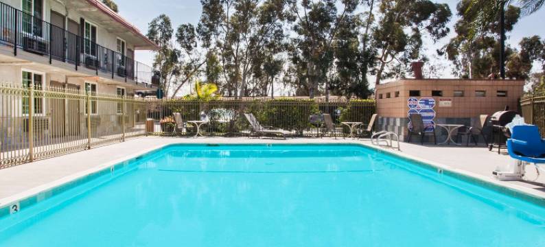 雷德兰兹-圣贝纳迪诺速8酒店(Super 8 by Wyndham Redlands/San Bernardino)图片