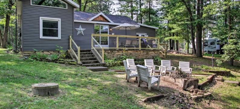 Holcombe湖畔小屋：钓鱼和雪地摩托(Holcombe Lakefront Cottage Fishing and Snowmobiling)图片