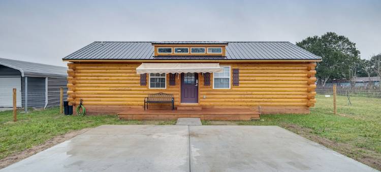 舒适的沃顿小屋：门廊，靠近狩猎和钓鱼地点(Cozy Wharton Cabin Porch, Near Hunting and Fishing)图片