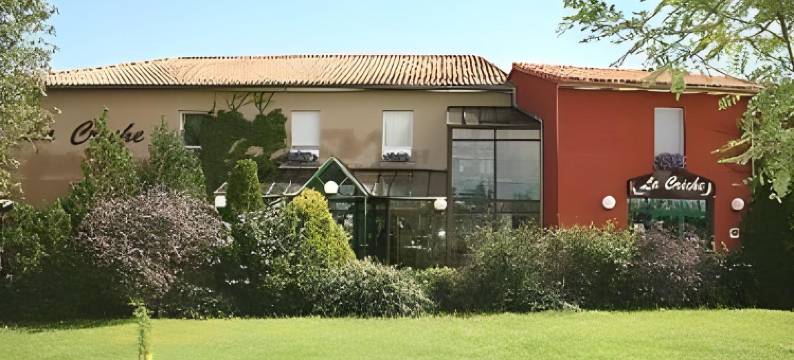 La Crèche酒店餐厅及其室内游泳池 - Logis Hôtels(Hôtel Restaurant la Crèche et sa Piscine intérieure - Logis Hôtels)图片