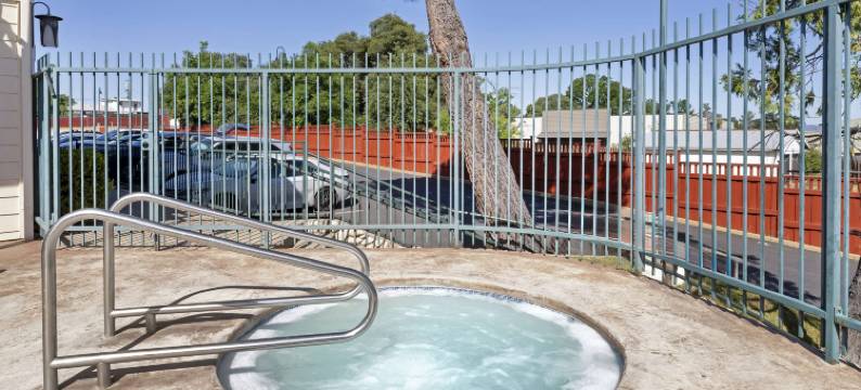 雪松贝斯特韦斯特酒店(Best Western Cedar Inn  Suites)图片